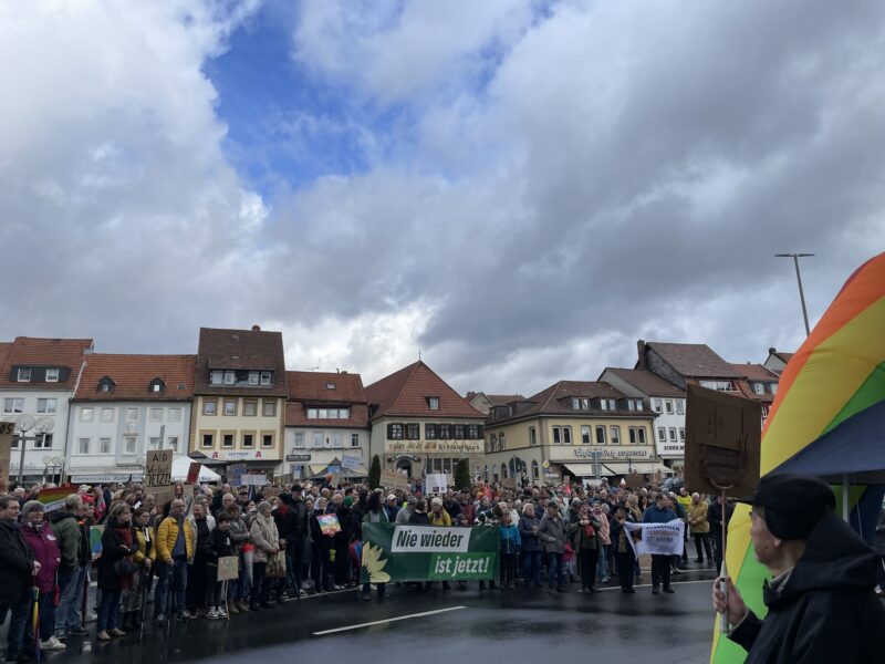 Übersichtsbild mit Demoteilnehmern, auch das Spruchband der Grünen "Nie wieder ist jetzt" ist zu sehen