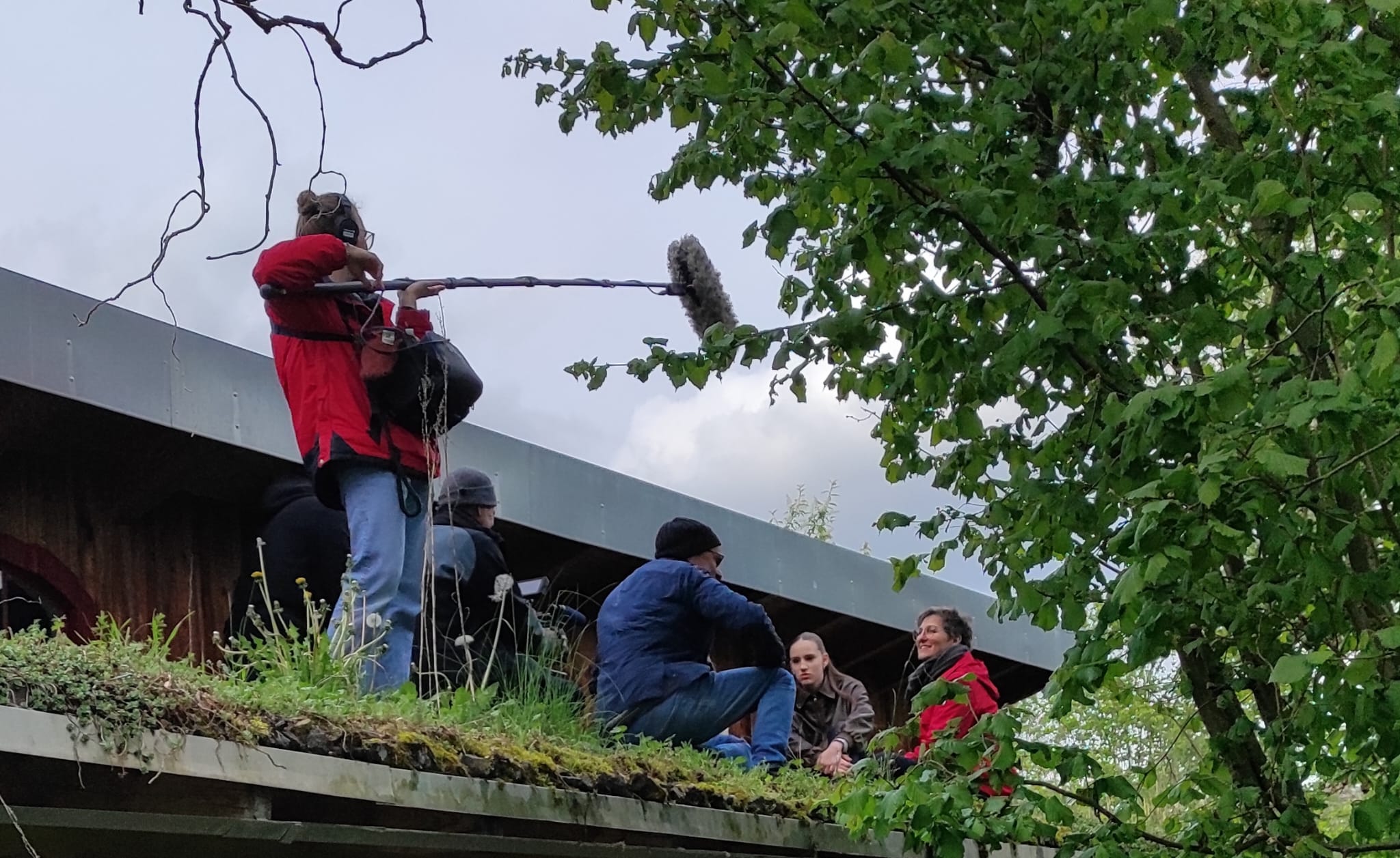 Fernsehteam und Interviewpartner auf einem begrünten Dach